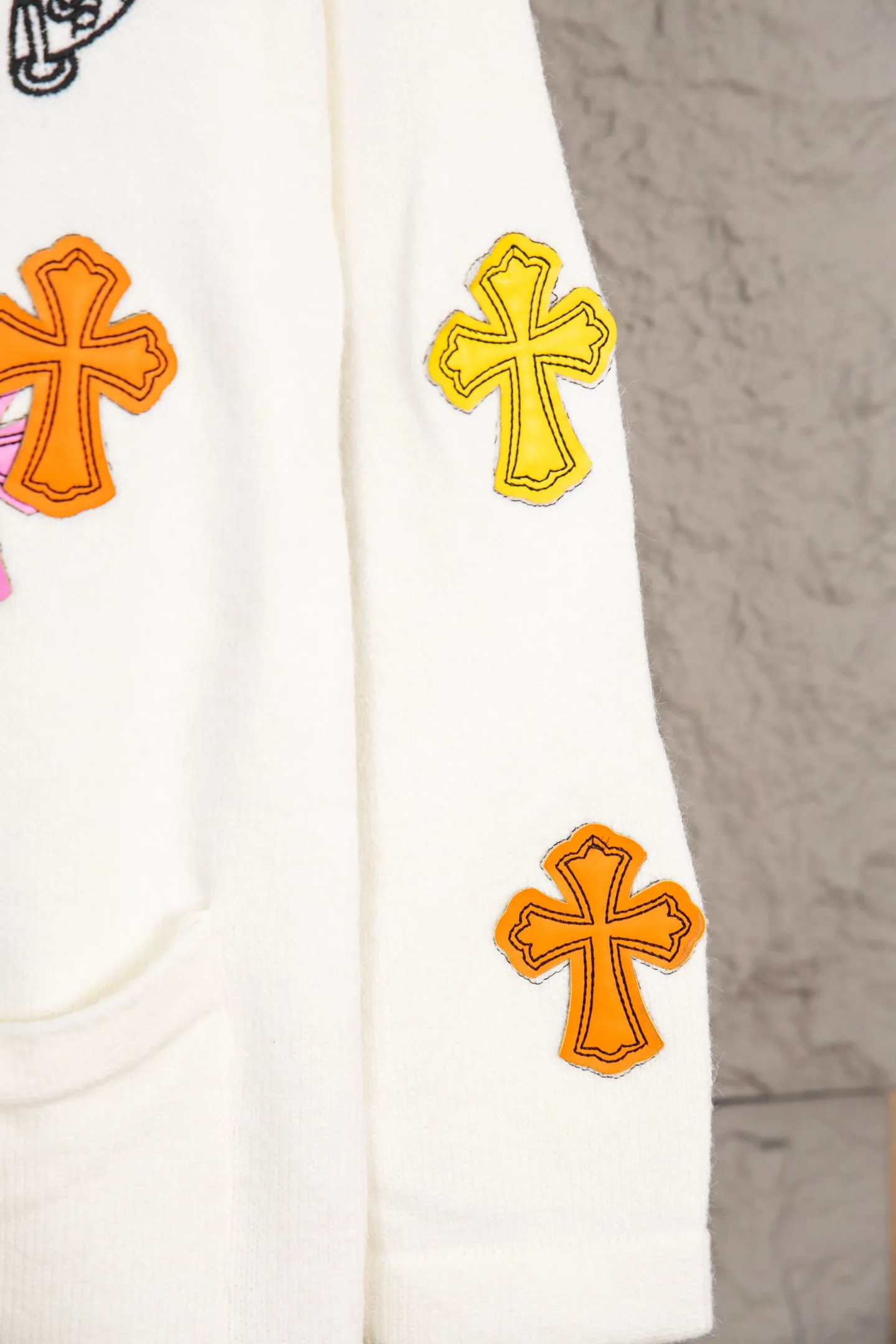 P260 -Chrome Hearts/Chrome Hearts Colorful cross leather cardigan jacket sweater. High weight, high density and high quality. The wool is soft, delicate and skin-friendly. It feels soft and silky. It has excellent warmth and skin-friendly properties. It is custom-woven and dyed without color difference. No matter the fabric or workmanship details, it is better than the ordinary version on the market. -The hardware and zipper accessories are all customized and full of details. Crow autumn and winter super heavy embroidery ➕ positioning leather label long-sleeved knitted cardigan lazy outer wear mid-length sweater -Colour: black white Size: S M L
